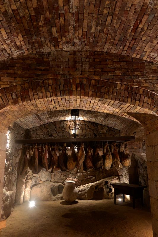Cave aux jambons