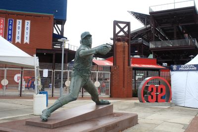 Steve Carlton statue