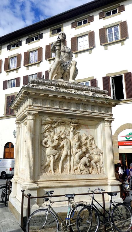 Statue de Giovanni delle Bande Nere, Piazza di San Lorenzo, Florence