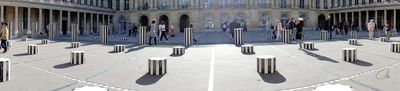 Palais Royal - Les Deux Plateaux (Colonnes de Buren)