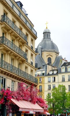 La Favorite Saint-Paul with Église Saint-Paul Saint-Louis in the background
