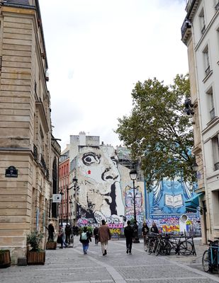 Rue du Cloître Saint-Merri Graffiti