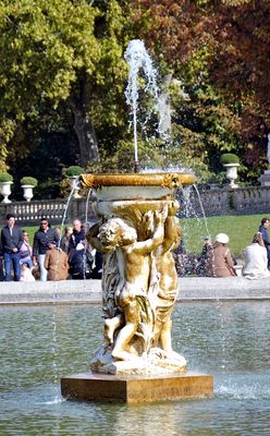 Luxembourg Garden - Fountain Statue