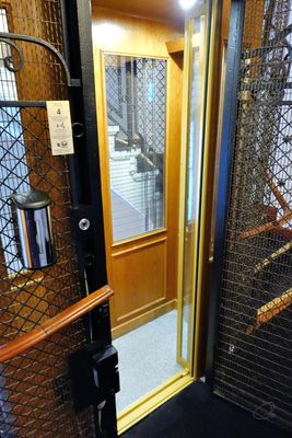 Meli Paris Champs Elyses - Smallest Elevator Ever
