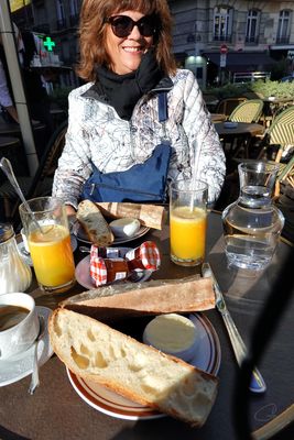 Breakfast at Café du Mexique on Place Victor Hugo