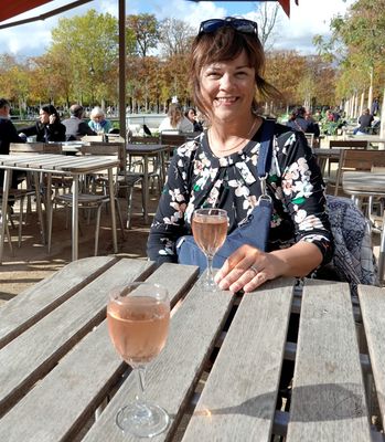 Petit Plisson aux Tuileries - Refreshing Glass of Rosé