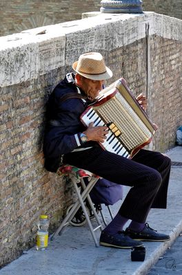 Accordion player on Ponte Fabricio, Rome