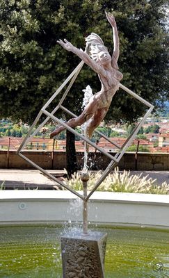 Fontana in memoria delle donne vittime della violenza maschile, Denkmal, Piazza Giacomo Matteotti, Castiglion Fiorentino