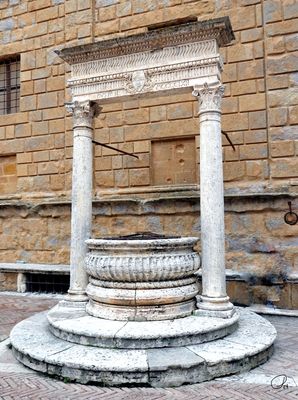 Fontana del Palazzo Piccolomini