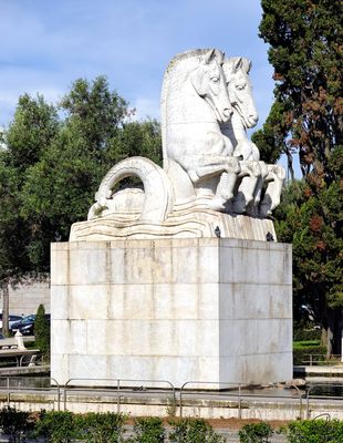 Statue in Jardim da Praça do Império, Lisbon