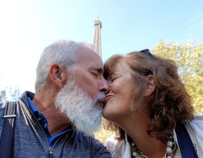 Kiss at Eiffel Tower