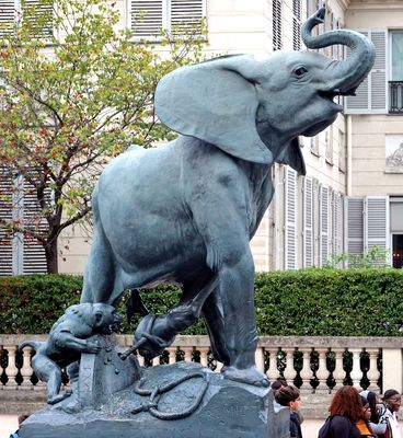 Elephant statue outside Muse d'Orsay (Emmanuel Fremiet, 1878)