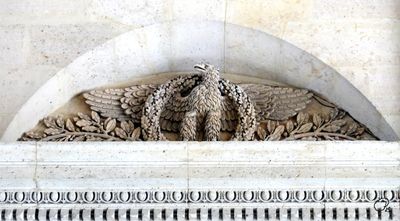 Muse du Louvre, eagle in passageway