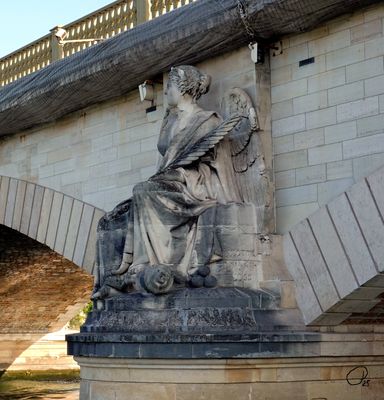 La Victoire Terrestre statue on Pont des Invalides