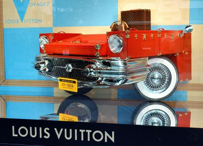 Louis Vuitton store window, Rue du Pont Neuf