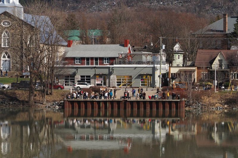 Foule au quai de St-Hilaire