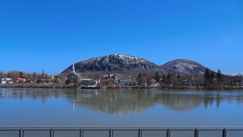 Mont-St-Hilaire vu de Beloeil