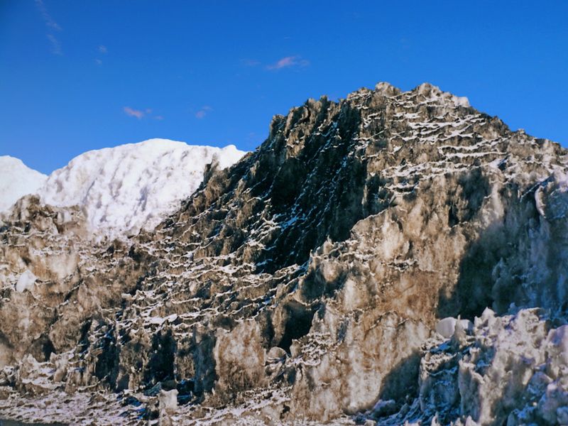 Des monticules de neiges sales dans ma cour mon fournis linspiration...