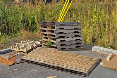Palettes rcupres chez un quincailler pour la construction de nichoir