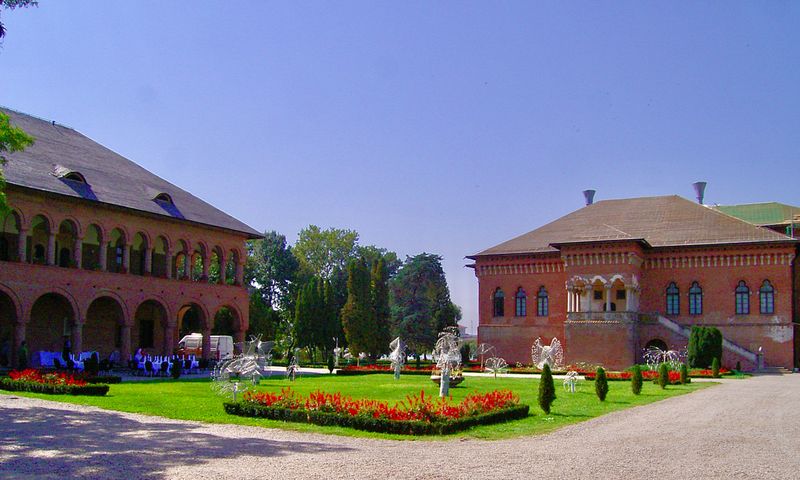 The princiar domain is formed by the palace, gardens, lake side, chapel, sepulchre and a complex of buildings