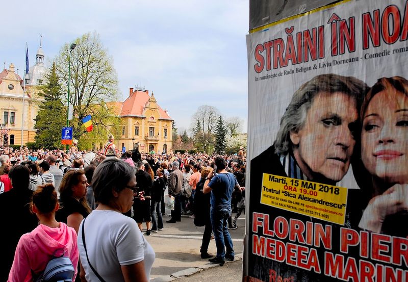 two famous Romanian actors create magic on stage