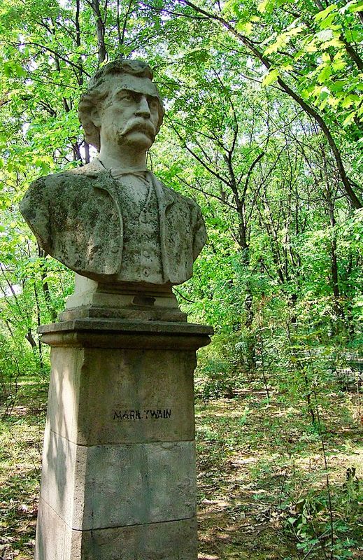 Mark Twain statue