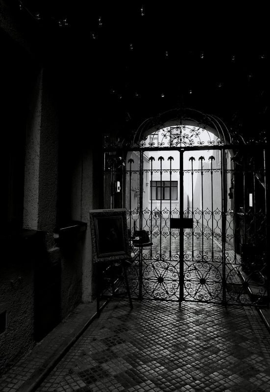 Street B&W Photography & Simple B&W Gallery