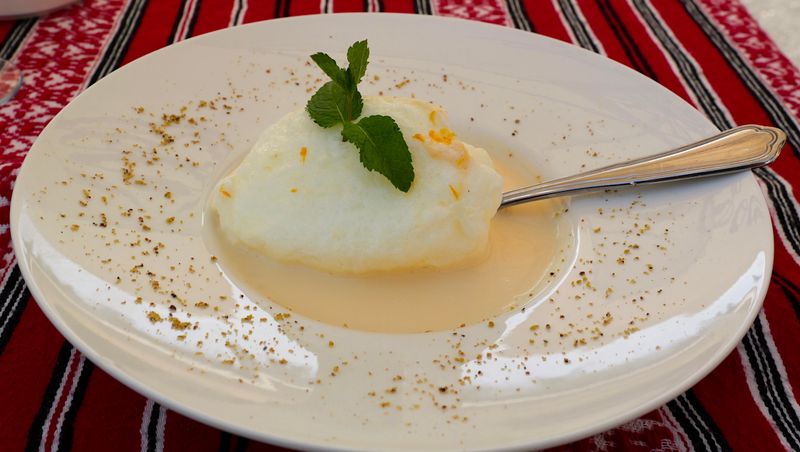 Boules de Neige - Lapte de Pasare desert Miorița Restaurant Hotel Aurelianus