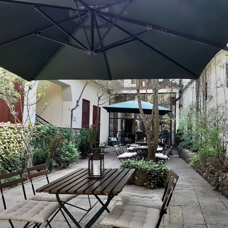 Cafeteria La Papion - At the Bowtie the garden tables