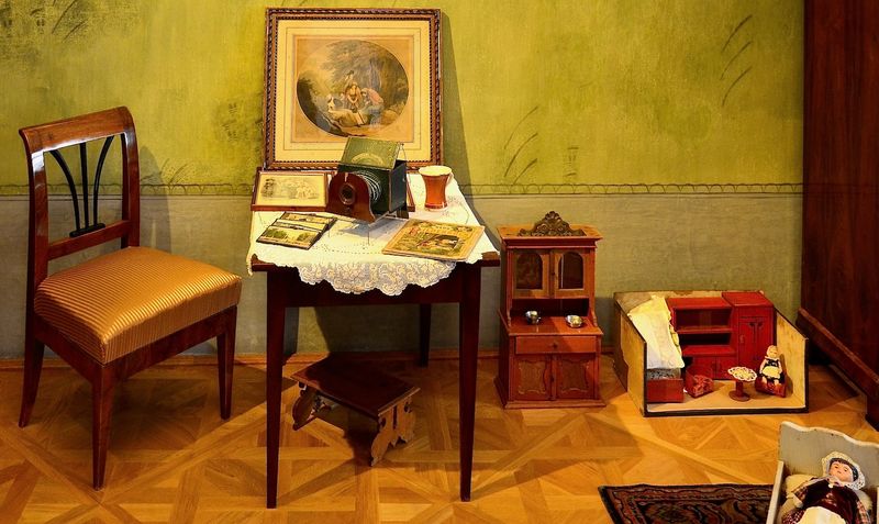 an interesting  pictures/coloured cards projector