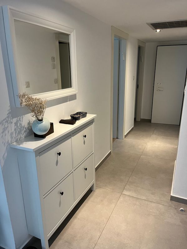Entrance and hallway to bedrooms