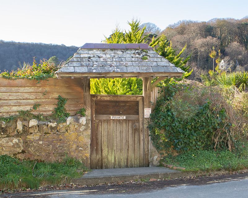 Gate on Cliff Road - Salcombe 08-12-24.jpg