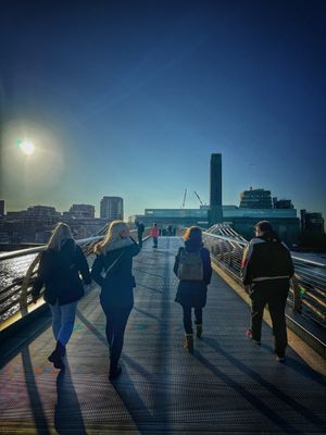 Crossing the Millennium Bridge towards Tate Modern