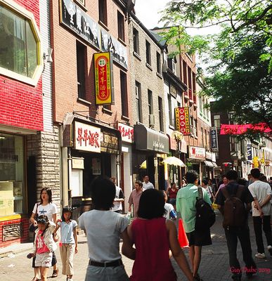 Busy day in the Chinatown_Quartier chinois en pleine efesvecence.jpg