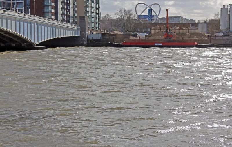 High tide and quite rough water, upriver side