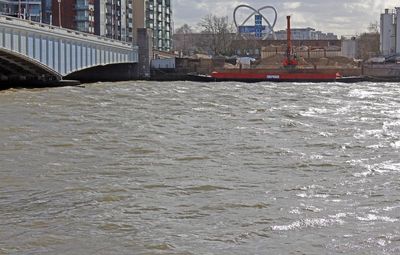High tide and quite rough water, upriver side