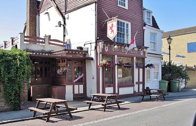 The Red Lion, Blue Town