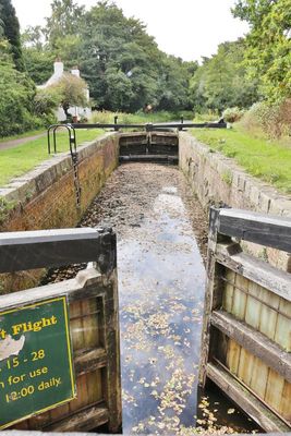 The lock, looks like 1 boat at a time