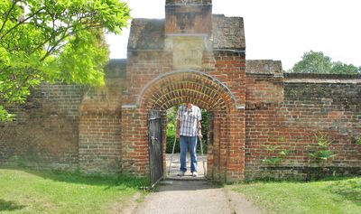 I hate arches and doors at the palace