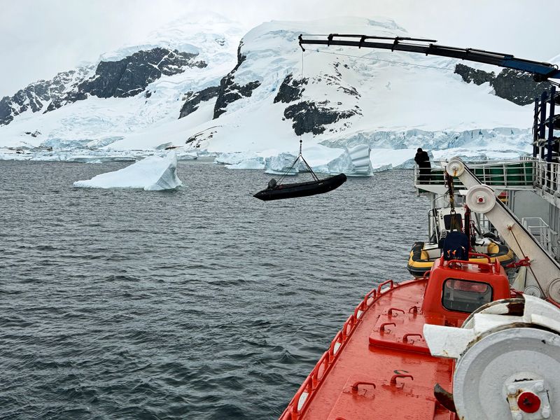 Hoist for zodiacs