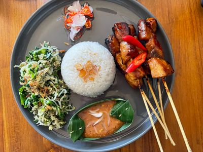 Lunch/fish satay with peanut sauce