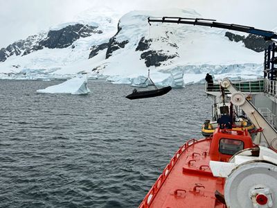 Hoist for zodiacs