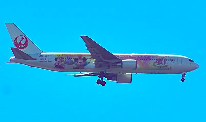 JAL Boeing B-767/300, JA614J, 40 Years Tokyo Disneyland, Approach Haneda Airport