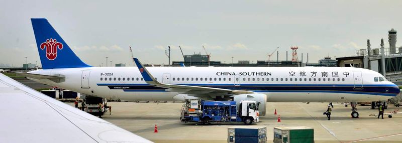 China Southern, Airbus A321NEO ,B-322A, Arriving Gate