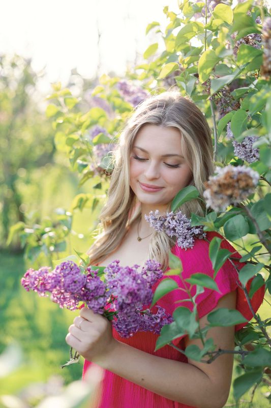 Indianapolis senior picture of Nora at Holcomb Gardens