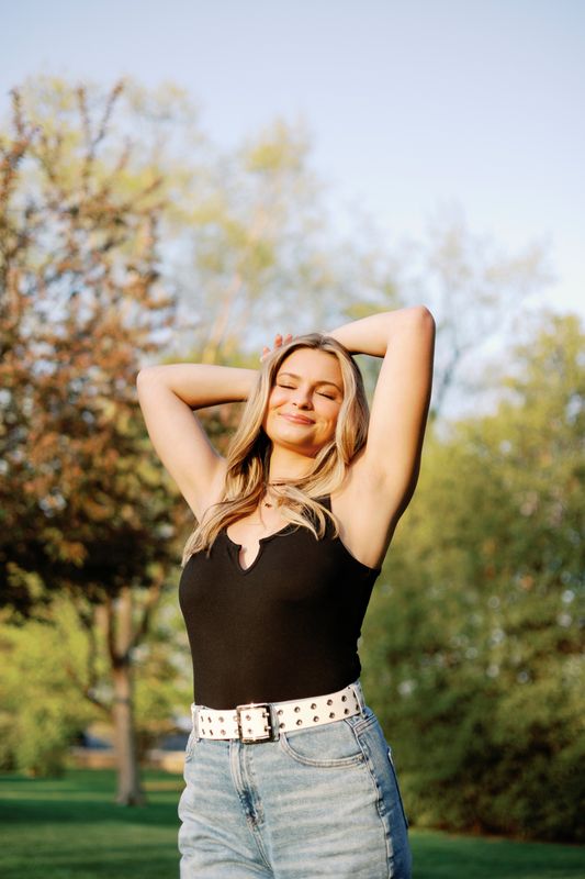 Indianapolis senior picture of Sarah at Holcomb Gardens