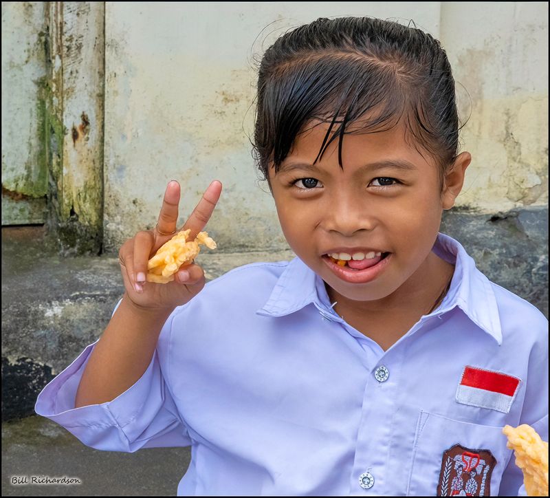 BANDA NEIRA INDONESI school girl.jpg