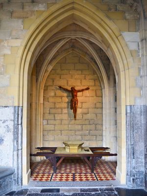 Niche with crucifix and portable