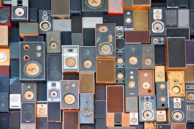 Wall with loudspeaker boxes