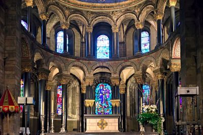 The altar and on the left the conopeum
